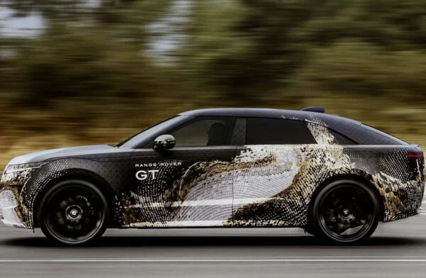 Range Rover показав новий GT: перший електричний гран-турер бренду дебютує вже цього року