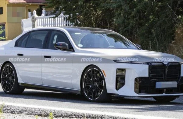 Новий BMW M760 помітили на тестах: V8, Euro 7 і спортивний характер