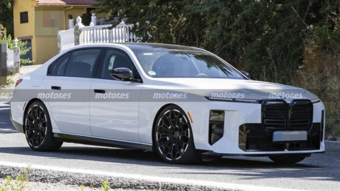 Новий BMW M760 помітили на тестах: V8, Euro 7 і спортивний характер