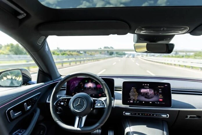Mercedes-Benz визнав помилку і повертає фізичні кнопки в автомобілі