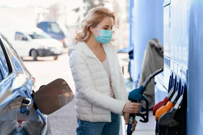 Українцям готують новий спосіб заправляти авто там, де зруйновані АЗС