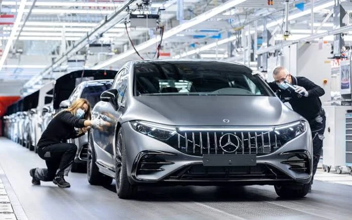 Чому автогіганти скорочують виробництво автомобілів по всьому світу
